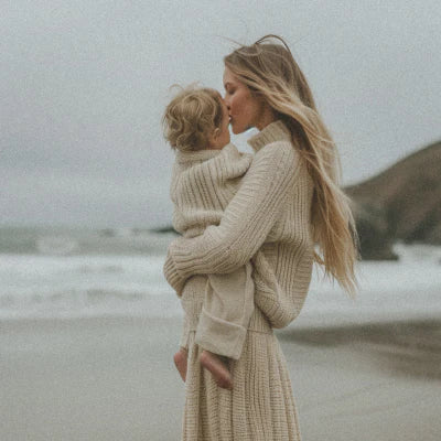 Anyuka és gyermeke ölelik egymást a szülést követő időszakban