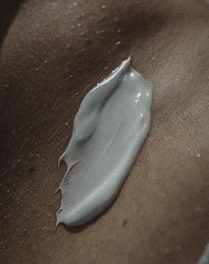 Fehér krém bőrre kenve