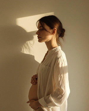 Terhes nő mutatja a pocakját